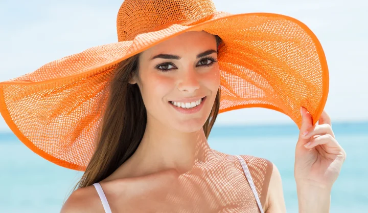 donna con un cappello