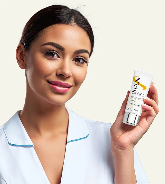 Un medico con una bottiglia di Melicor SPF 30 senza tinta